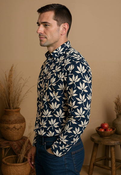 Chemise homme bleue et fleurs blanches