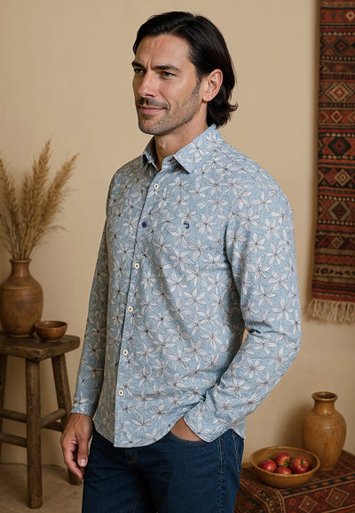 Chemise homme bleue avec fleurs blanches