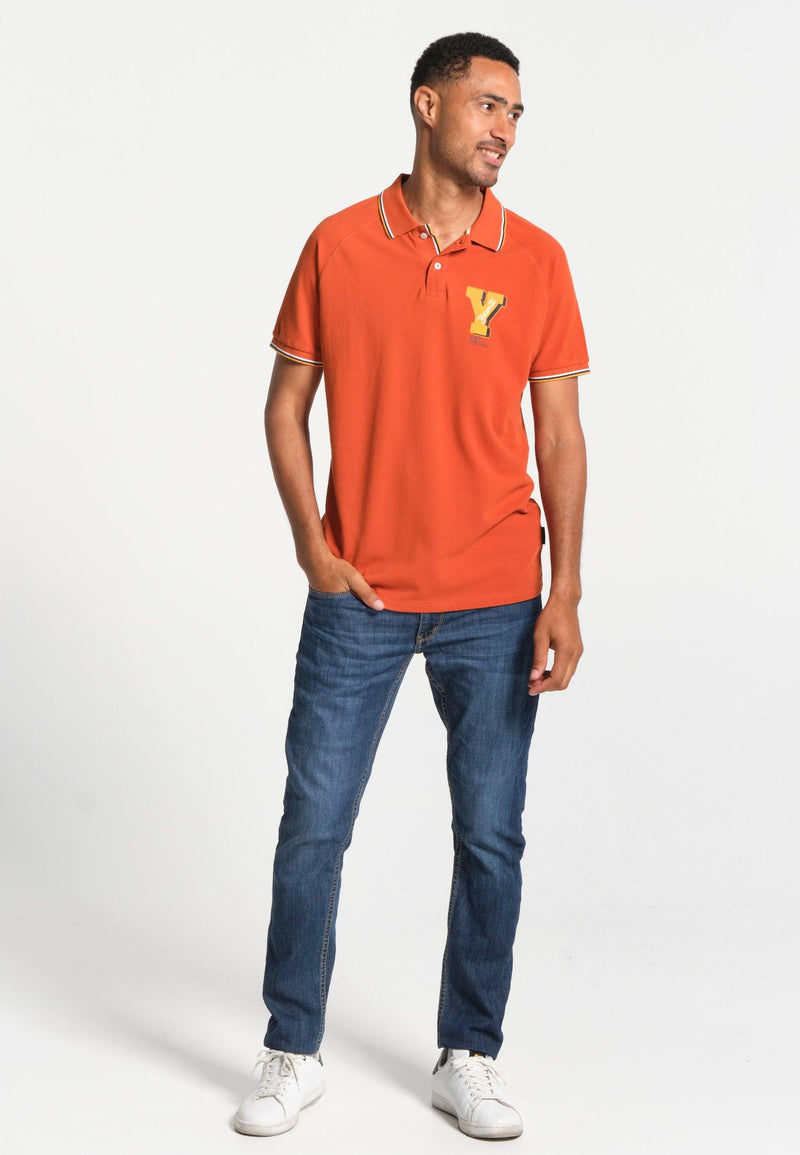 Polo homme brun avec Y sur le cœur