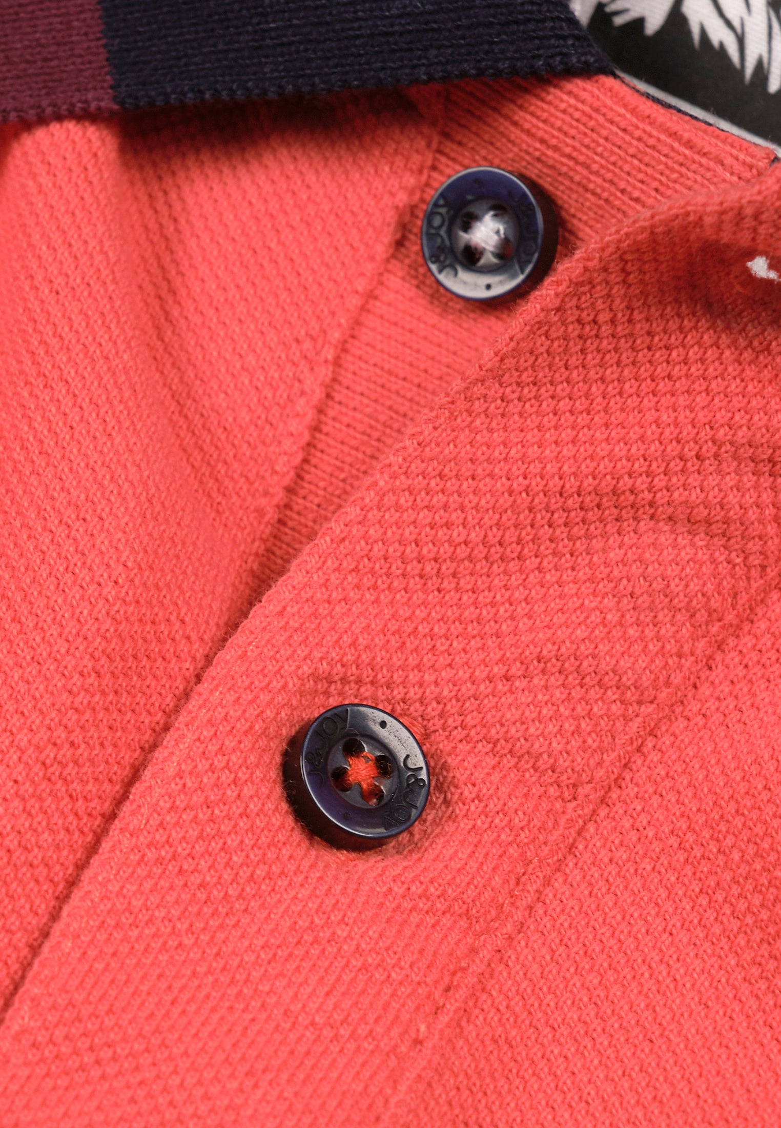 Polo homme rouge avec logo gommé sur le cœur