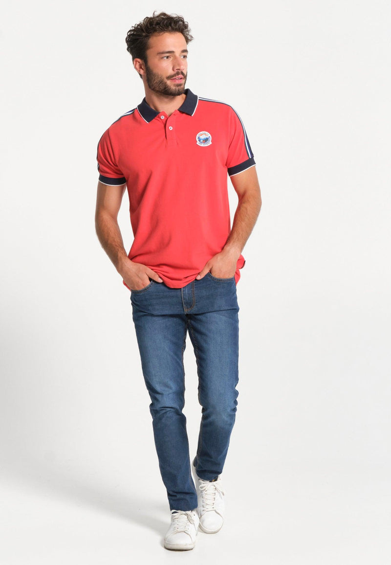 Polo homme rouge avec bandes colorées sur les manches