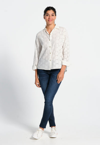 Long-sleeved women's shirt in English embroidery, straight cut, buttoned opening.